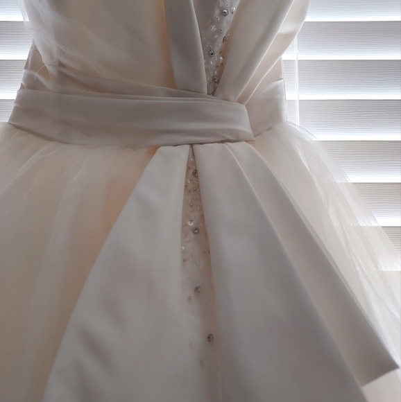 Ellis Bridal 2011 Collection - 1950's knee length Wedding dress - Picture 3 of 12